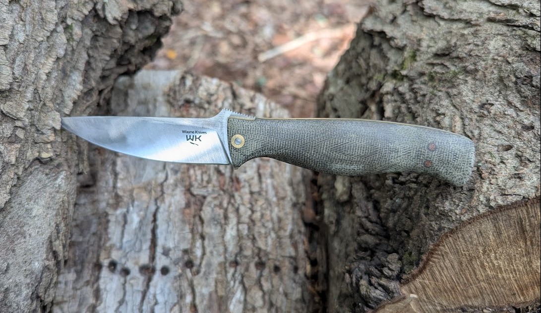 Tactical knife with green canvas handle